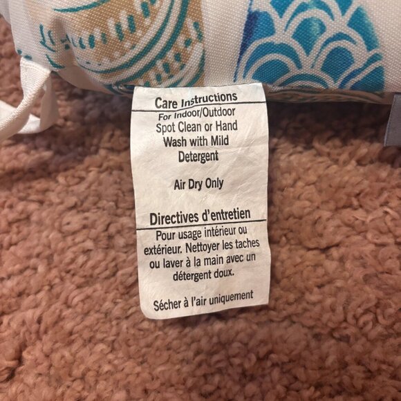 Pillow Perfect Tufted Seat Cushion 15"x15" Blue Hooked Seaside 1 Count Outdoor - Picture 5 of 7